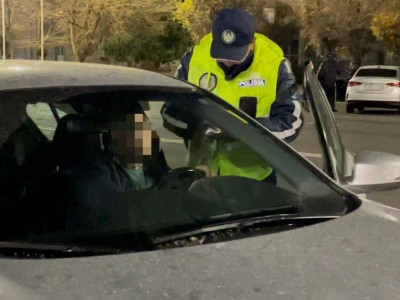 Жамбыл облысында 4 жасар баланың басы екі көліктің арасына қысылып қалды