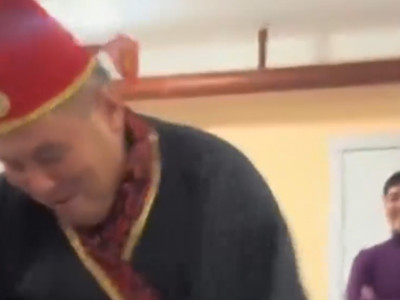 «Бұл жолы кәріс ұлтының биі»: Омар Жәлелдің билеп жүрген бейнежазбасы тарады (ВИДЕО)