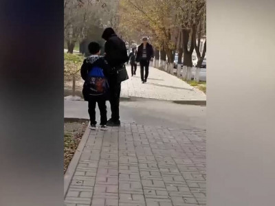 Шымкентте оқушыны тонап кеткен ер адамның әрекеті камераға түсіп қалды