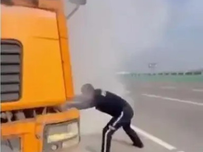 Алматы облысында тас жолда жүк көлігі өртенді