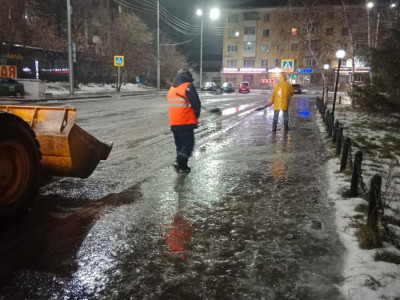 Астанада жолдар мен тротуарларға құм-тұз қоспасы себілді