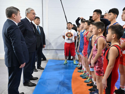 Президент Ақтөбенің Саржансай ауылындағы спорт кешеніне барды