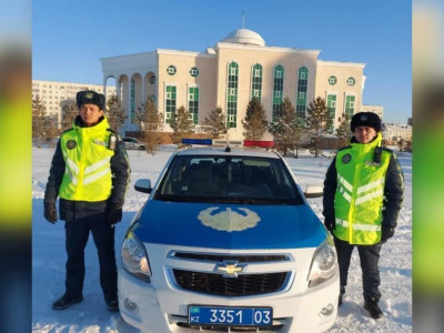 Полицейлер көлікте талмасы ұстап қалған азаматты құтқарды