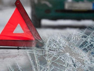 БҚО-да жол жиегінде дөңгелек ауыстырған екі адамды көлік қағып кеткен