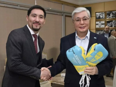 Жәнібек Әлімханұлы Президентке бокс қолғабын сыйға тартты (ВИДЕО)