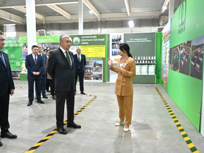 Президент пластмасса бұйымдарын шығаратын зауытқа барды