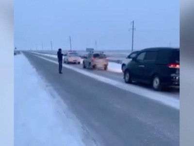 Атырауда полицейлер жол бойында қалған көліктерге көмектесті