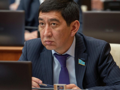 "Күштік құрылым қызметкерлері тірідей мәйіт қаздырып, азаптаған": Ринат Зайытов құқық қорғау саласындағы бассыздыққа шүйлікті
