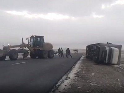 Абай облысында қатты жел жүк көлігін аударып тастады
