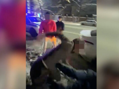 Алматыда полицейге жұдырық ала жүгірген ер адам қамауға алынды