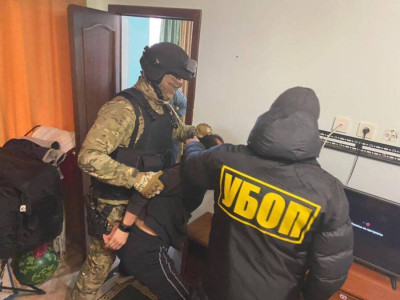 Атырауда екі ер адам шетелдікті қамауда ұстап, ақша бопсалаған