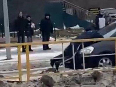 Рудныйда полицейді көліктің капотында сүйреген жүргізуші ұсталды