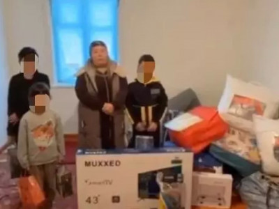 «Бес адамға бір көрпе»: Жалғызбасты ана төрт баласымен қиын жағдайда өмір сүрген