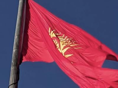 Бішкектегі бас алаңда Қырғызстанның жаңа туы көтерілді
