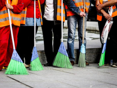 Таразда көше тазалаушылар жалақыны көтеруді талап етті