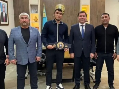 Әлем чемпионы Ризабек Айтмұханға бір үйір жылқы сыйлады