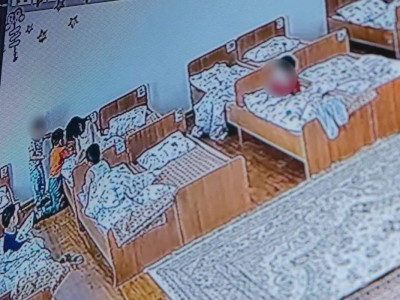 Атыраудағы балабақшада 3 жасар баланы қатарластары ұрып тастаған (ВИДЕО)