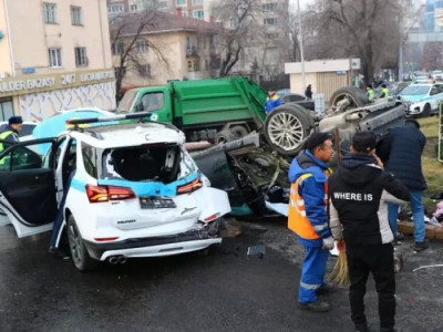 Алматыда жол апатынан полицейлер зардап шекті