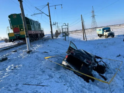 Ақмола облысында автокөлік пен электровоз соқтығысып, 1 адам көз жұмды