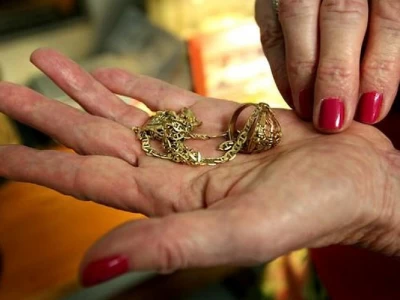 Елордада бала күтуші үй иесінің алтын бұйымдарын жымқырған