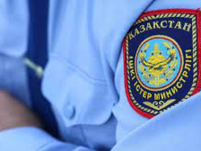 Лифтіде сыра ішіп тұрған астаналық полицей видеоға түсіп қалды