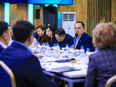 «AMANAT»: сарапшылар «TALQYLAU» алаңында 2024 жылға жасалған болжамдарды талқылады
