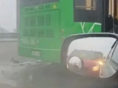 Алматыда жеңіл көлік автобусқа соғылып, бір адам қаза болды