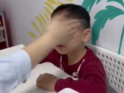 Атырауда балабақша тәрбиешіcі баланың басынан ұрған