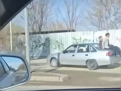 Шымкентте көлік багажы үстіне отырып көше аралаған жастарға айыппұл салынды