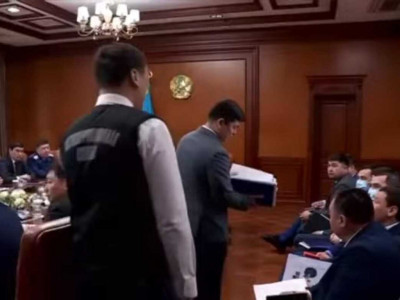 Антикор шымкенттік шенеунікті әкімдік отырысы кезінде ұстап әкетті (ВИДЕО)