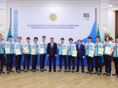 Олжас Бектенов Олимпиада жеңімпаздарын марапаттады