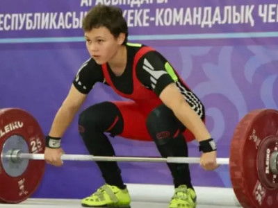 13 жасар ауыр атлет ересектер арасында ел чемпионы атанды