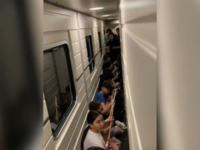 Пойызда күй тартқан жас домбырашылар көпшілікті таңқалдырды