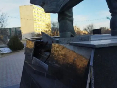 Ақтауда 65 млн теңгеге салынған ескерткіш тұғыры қирап жатыр