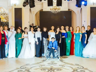 Өскеменде Димаш Құдайбергеннің бомбері аукционға қойылған қайырымдылық балында 30 млн теңге жиналды