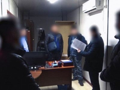 «Қазығұрт» кеден бекетінің лауазымды тұлғалары пара алды деген күдікке ілінді