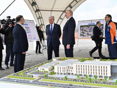Тоқаев Физули қаласындағы орталық аурухананың құрылыс алаңын аралап көрді