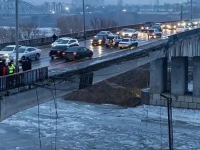 Семейде көпірдің қоршауы опырылып түсті