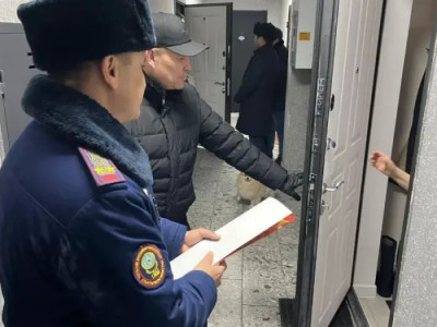 Алматыда ТЖД қызметкерлері үйлерді аралап жатыр