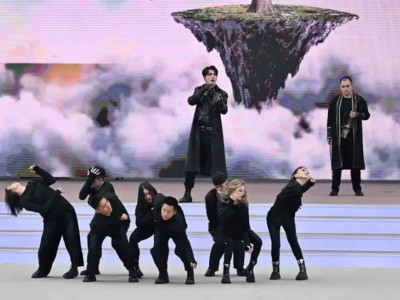 Димаш Құдайберген Алматыдағы Наурыз мейрамында өнер көрсетті