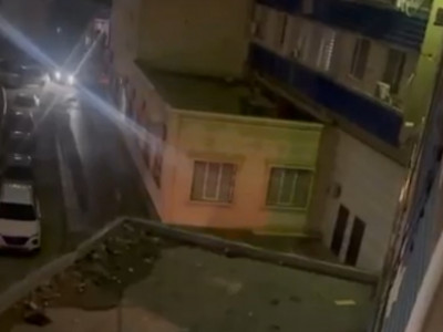 Ақтауда көпқабатты үйдің шатырынан ер адамның денесі табылды (ВИДЕО)