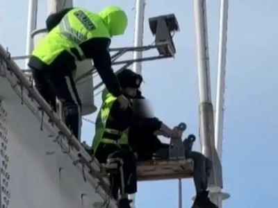 Астанада көпірден секірмек болған әйел құтқарылды