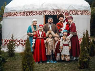 Ұлттық образда отбасымен фотосессия жасаған Төреғали Төреәлі елді тәнті етті