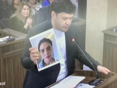 Сот отырысында Салтанат Нүкенованың соққыға жығылған фотолары көрсетілді