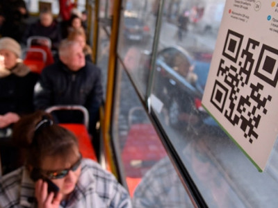 Ақтөбе тұрғыны автобусқа өзінің QR-кодын жабыстырып, жолақысын алып отырған