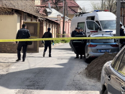 Шымкентте белгісіз біреулер көшенің қақ ортасында ер адамды атып кеткен