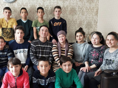 Қазақ, орыс, украин: 16 баланы асырап алған Мұрат пен Орынбасар
