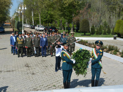 Душанбеде қазақстандық жауынгерлердің ескерткішіне гүл шоқтарын қою рәсімі өтті