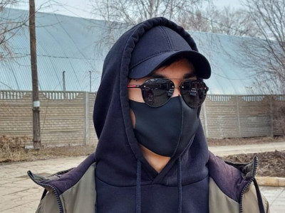 Су тасқыны: Қара бетперде киіп, мұқтаж жандарға көмектесіп жүретін жігіт қорға 1 млн доллар аударды