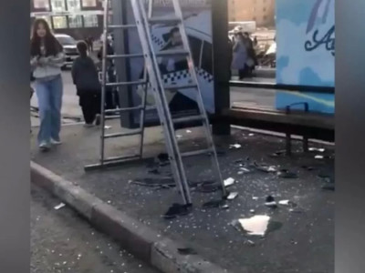 Ақтөбеде адамдардың үстіне аялдаманың әйнегі құлап кетті
